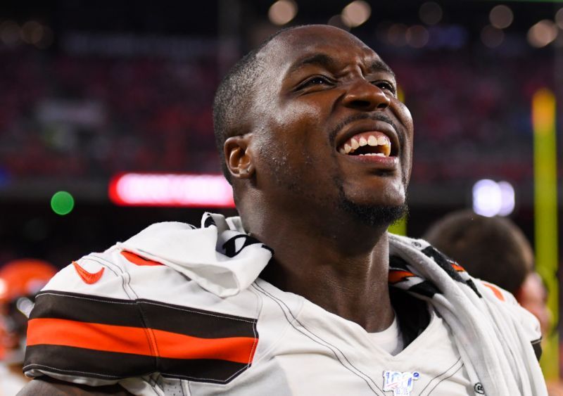 Jugador de la NFL se queda viudo, con una bebé y es despedido por los Cleveland Browns, todo en menos de tres meses
