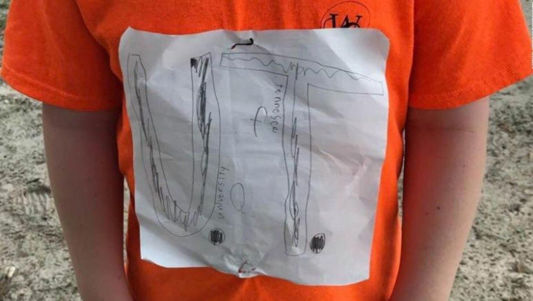 Niño crea el diseño oficial de su equipo después de recibir burlas.