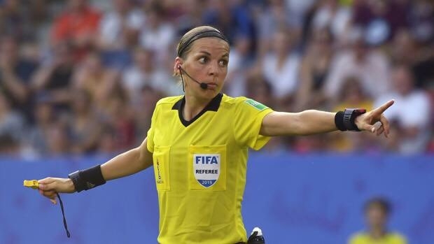 PRIMERA MUJER EN PITAR EN LA CHAMPIONS